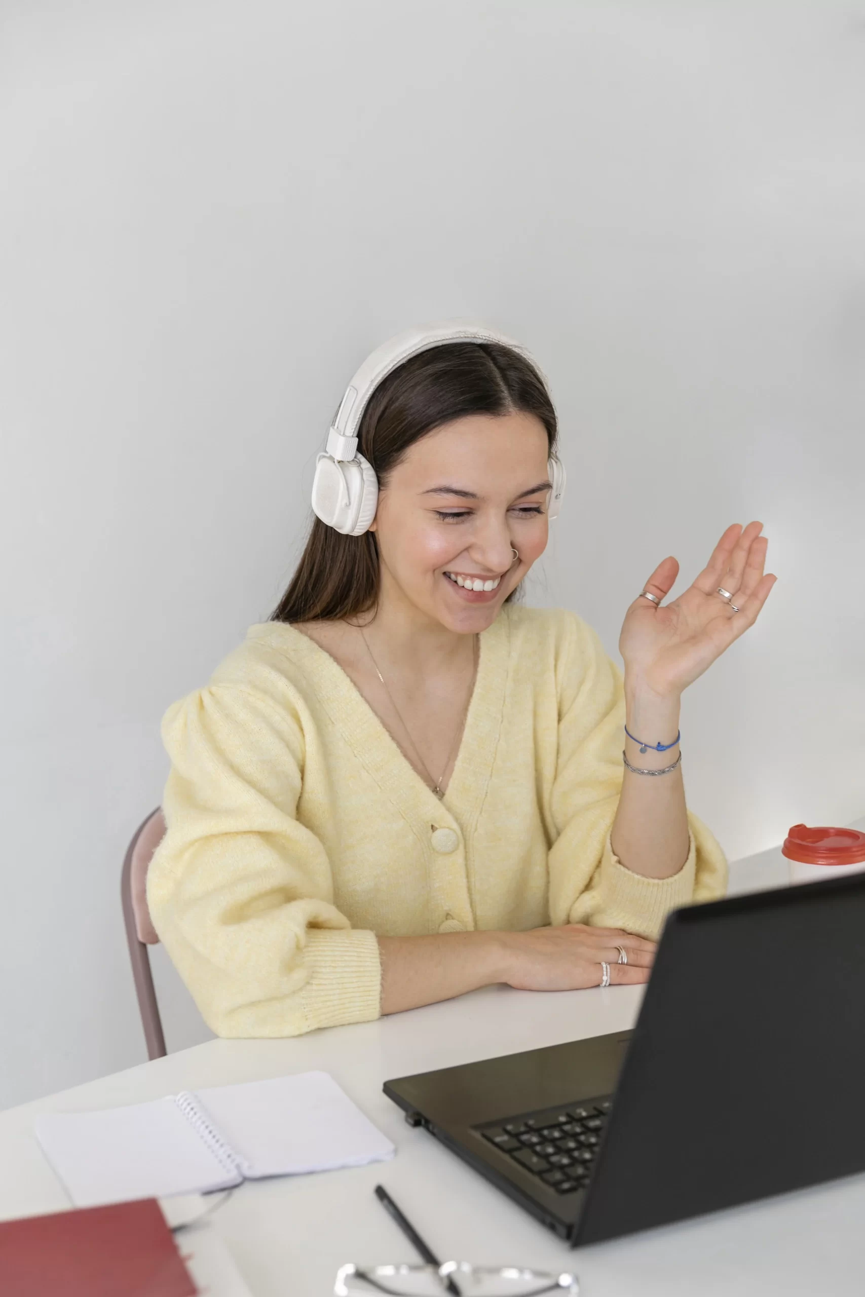 mujer feliz trabajando online